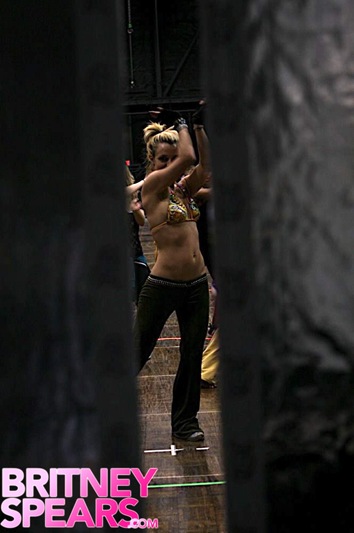 britney-spears-bikini-dance-03