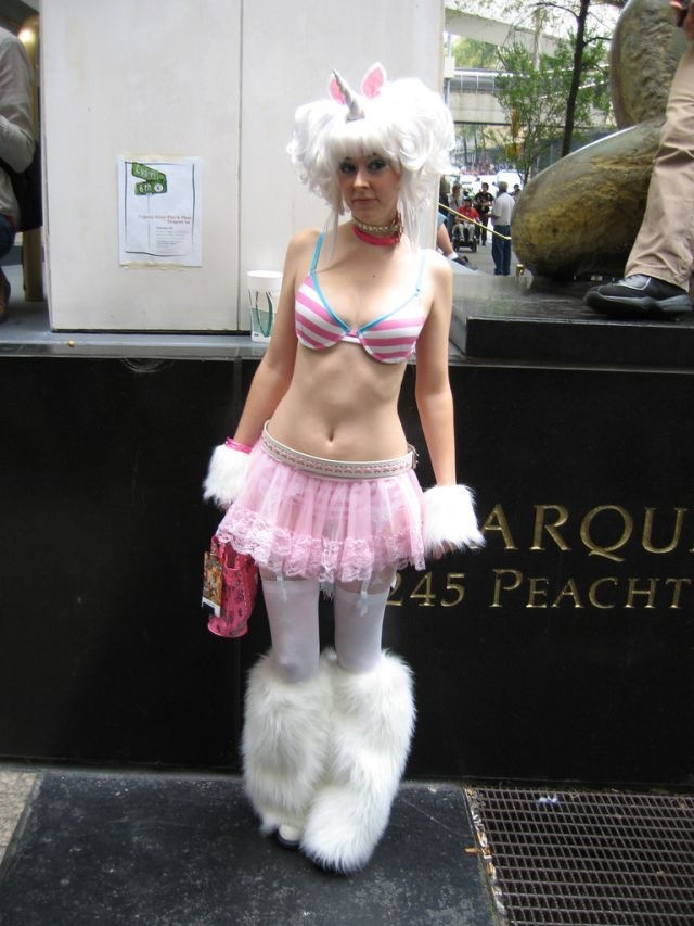 [dragon_con_girls_17[6].jpg]