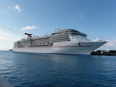 Carnival Miracle, a minha nova casa, estacionado em Nassau, nas Bahamas