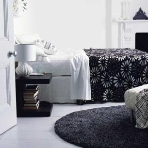 [black-and-white-bedroom3.jpg]