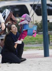 Jessica Alba y su bebe Honor Marie se divierten en el parque Jessica Alba y su bebe Honor Marie se divierten en el parque