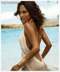 Fotos y mucho retoque: Halle Berry promociona su nuevo perfume Fotos y mucho retoque: Halle Berry promociona su nuevo perfume