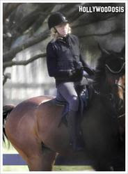 Madonna se cae otra vez de un caballo, culpa a los paparazzi y es hospitalizada Madonna se cae otra vez de un caballo, culpa a los paparazzi y es hospitalizada