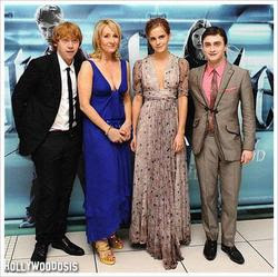 Emma Watson mostro sus panties en la premiere de Harry Potter y Daniel Radcliffe se empapo en la lluvia Emma Watson mostro sus panties en la premiere de Harry Potter y Daniel Radcliffe se empapo en la lluvia