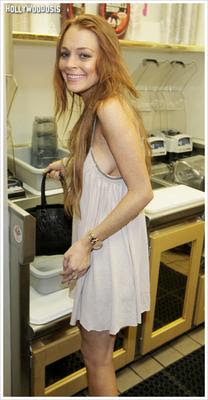Lindsay Lohan no tiene corpiño, pero si tiene Milkshake propia Lindsay Lohan no tiene corpiño, pero si tiene Milkshake propia