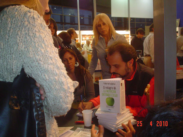 Firma de ejemplares de EL MILAGRO... en el stand de Kier