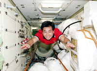 在太空中做广播体操