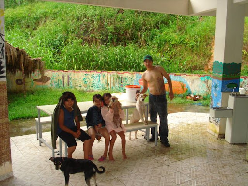 Chuva forte caindo, aproveitamos a parada para tirar foto e olha o Pirata fazendo pose!