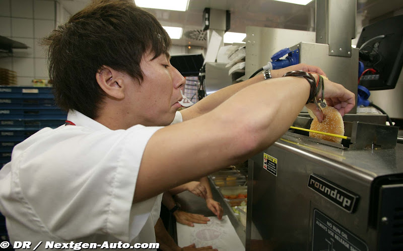 Камуи Кобаяши готовит гамбургер 3
