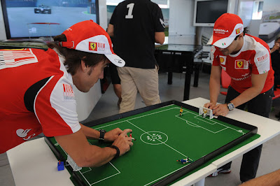 Фернандо Алонсо и Фелипе Масса играют в настольный футбол на Гран-при Европы 2010