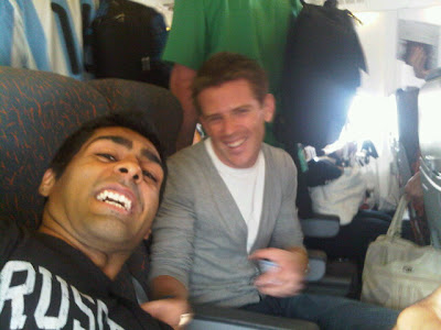Карун Чандхок и Энтони Дэвидсон в самолете на пути на Венгерский этап