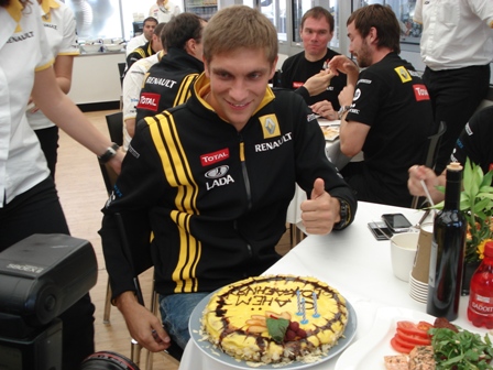 торт от Renault в честь Дня Рождения Виталия Петрова на Гран-при Италии 2010