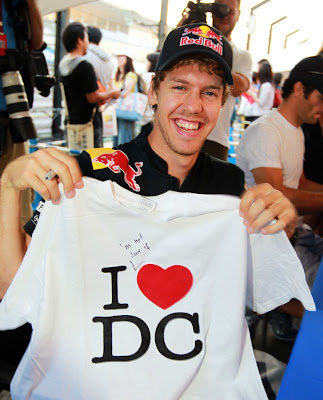Себастьян Феттель с футболкой Дэвида Култхарда на Гран-при Японии 2010