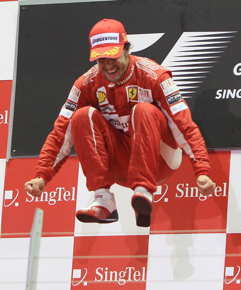прыжок Фернандо Алонсо на подиуме Гран-при Сингапура 2010