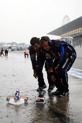 механики Red Bull соревнуются на корабликах на Гран-при Японии 2010
