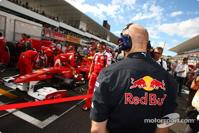 Эдриан Ньюи следит за болидом Ferrari на стартовой решетке Гран-при Японии 2010