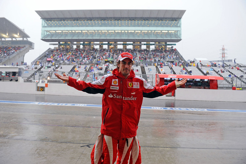 Фернандо Алонсо проверяет наличие дождя на Гран-при Японии 2010