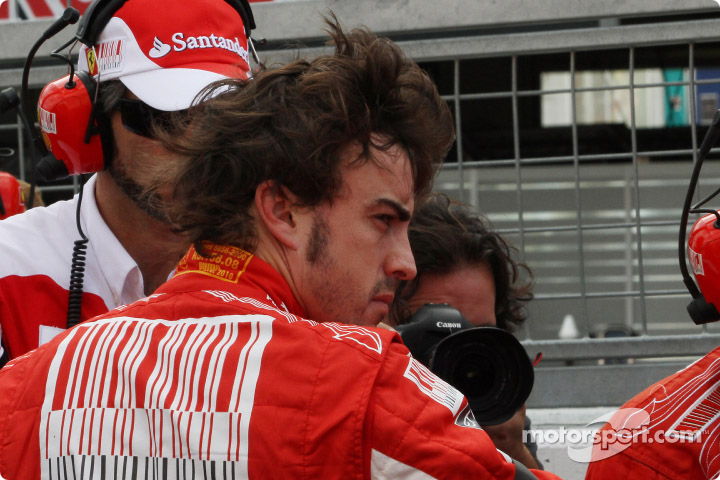 Фернандо Алонсо с растрепанной прической на Гран-при Японии 2010