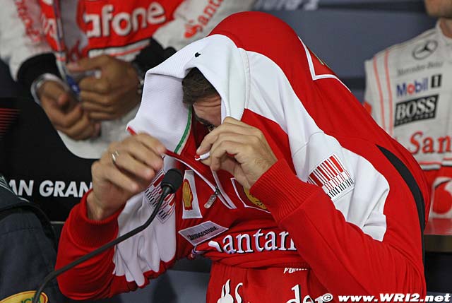 Фернандо Алонсо одевается к пресс-конференции на Гран-при Кореи 2010