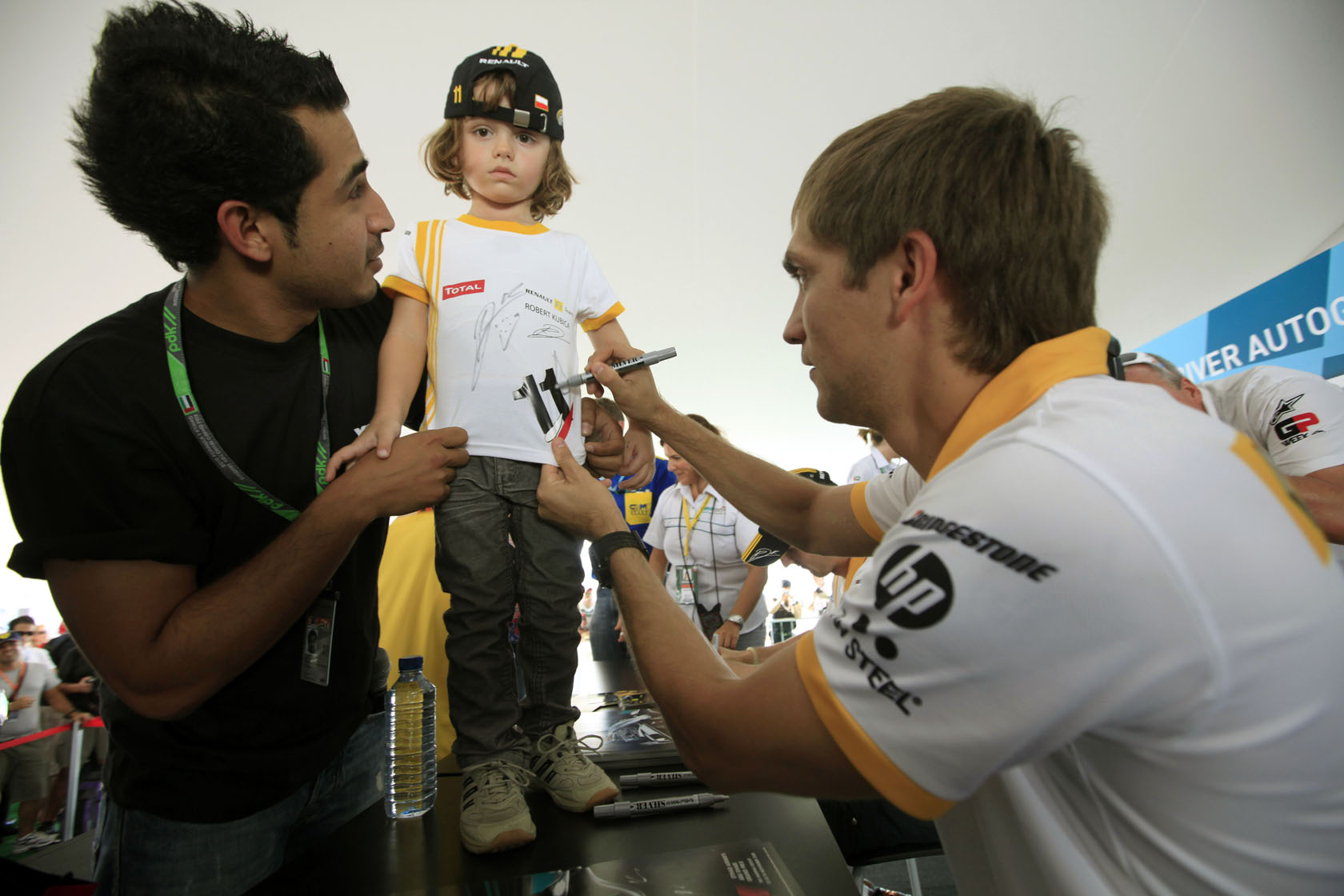 Виталий Петров на автограф-сессии Гран-при Абу-Даби 2010