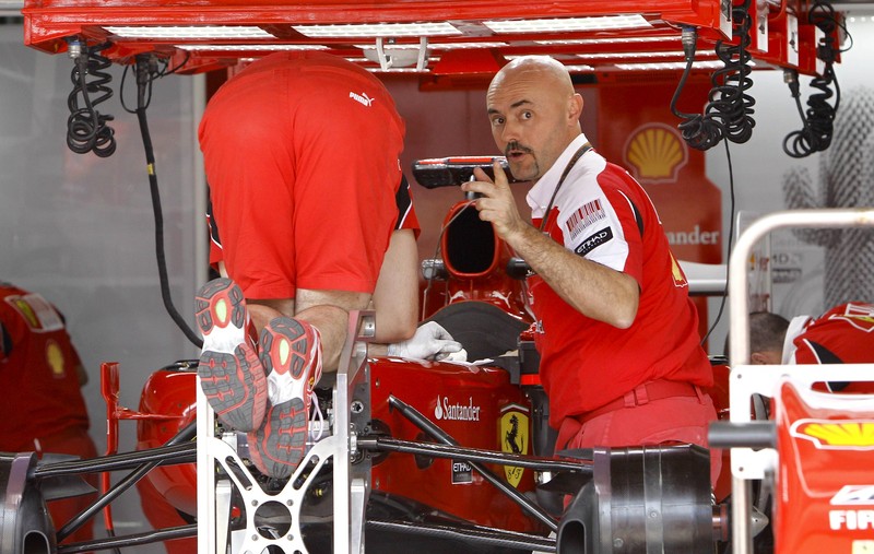 механики Ferrari на Гран-при Бразилии 2010