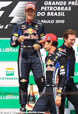 Себастьян Феттель Марк Уэббер и Кристиан Хорнер на подиуме Гран-при Бразилии 2010