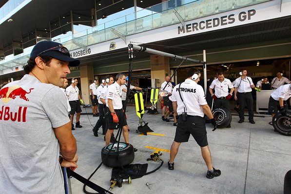 Марк Уэббер наблюдает за механиками Mercedes GP на Гран-при Абу-Даби 2010