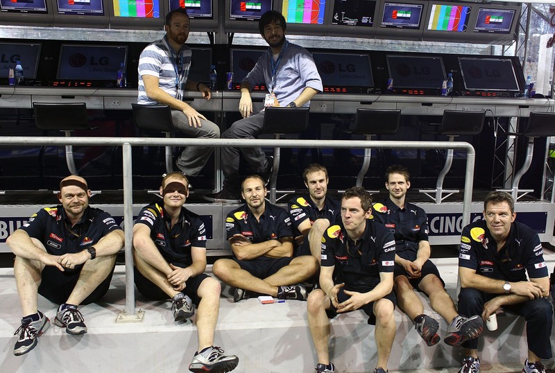 Linkin Park Дэвид Фаррелл и Майк Шинода и механики Red Bull на Гран-при Абу-Даби 2010