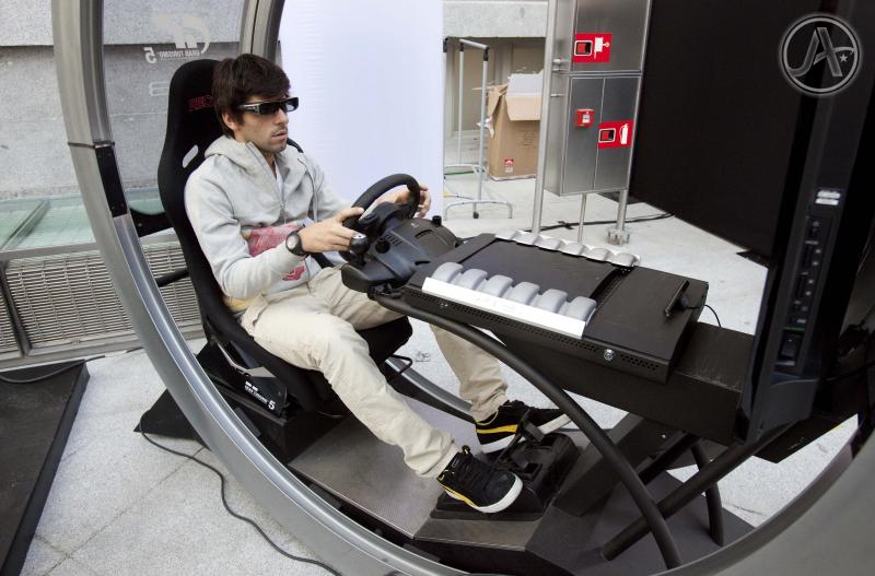 Хайме Альгерсуари на гоночном симуляторе