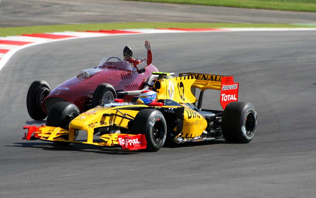 фотошоп Виталий Петров не пускает Фернандо Алонсо на Гран-при Абу-Даби 2010