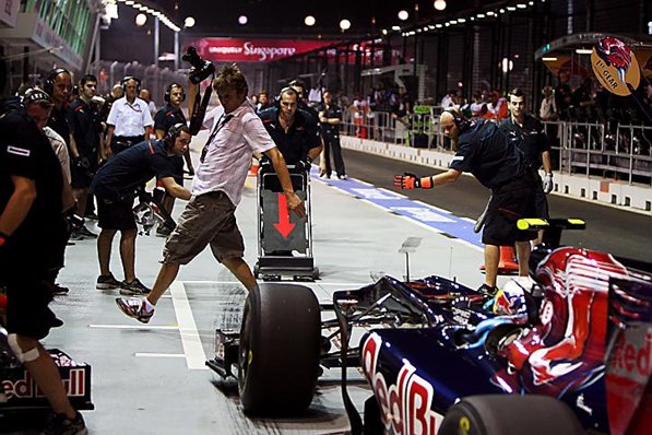 фотограф спасается от болида Toro Rosso на Гран-при Сингапура 2010