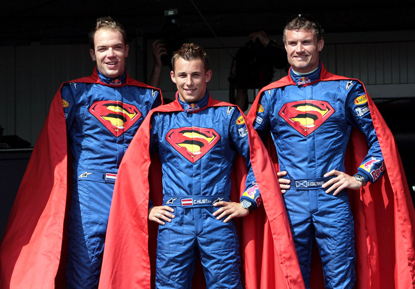 гонщики команды Red Bull на Гран-при Монако 2006 в костюмах супермена