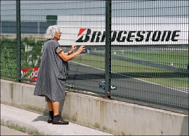 old lady болельщика Формулы-1