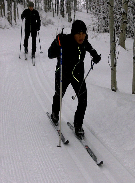 Льюис Хэмилтон катается на лыжах