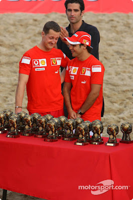 Михаэль Шумахер и Фелипе Масса около трофеев на Гран-при Испании 2006