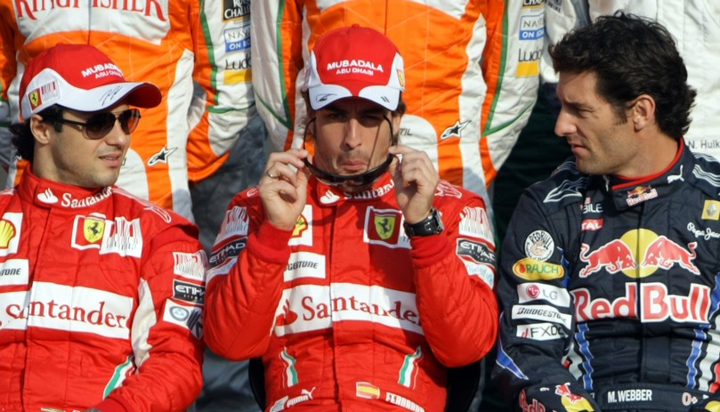 Фернандо Алонсо одевает очки между Фелипе Массой и Марком Уэббером на Гран-при Абу-Даби 2010