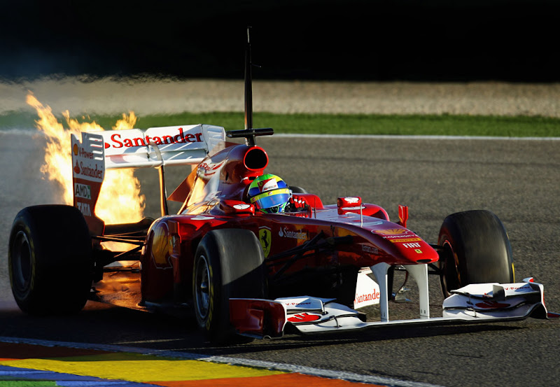 Фелипе Масса на горящем болиде Ferrari на трассе в Рикардо Тормо