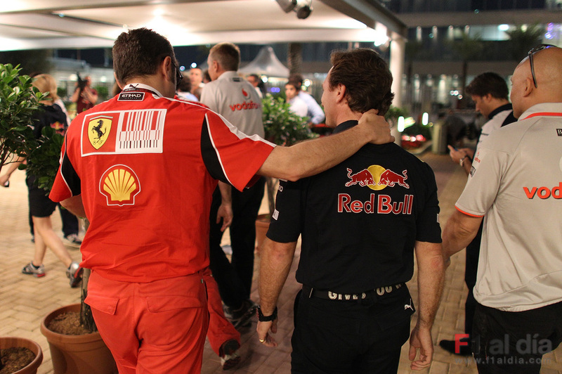 Стефано Доменикали обнимает Кристиана Хорнера на Гран-при Абу-Даби 2010