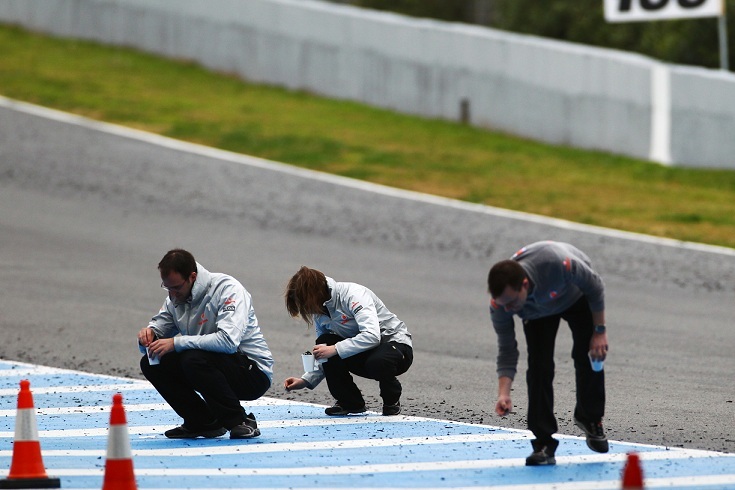 механики McLaren собирают образцы резины на предсезонных тестах 2011 в Хересе