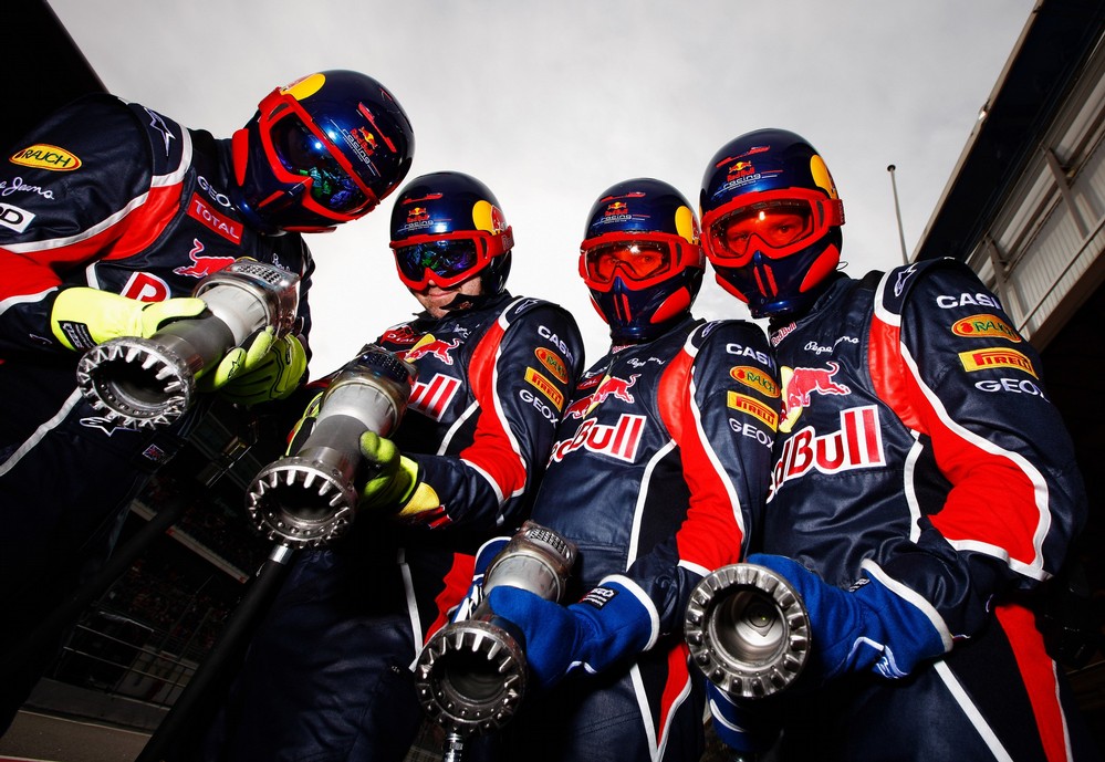 четыре механика Red Bull с гайковертами на тестах в Барселоне 2011