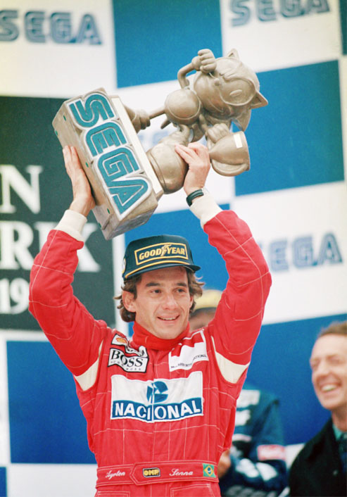 Айртон Сенна с победным трофеем в виде Sonicа на подиуме Гран-при Европы 1993
