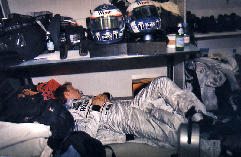 Кими Райкконен спит в боксах McLaren
