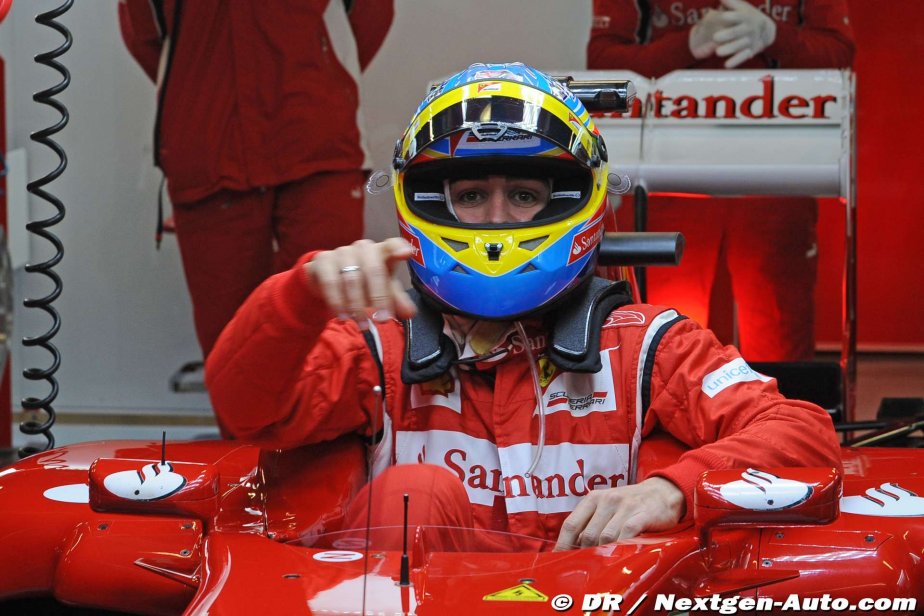 Фернандо Алонсо вылазит из кокпита Ferrari и показывает палецем на что-то тесты 2011 в Барселоне