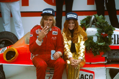 Джеймс Хант после победы на Гран-при США 1977 с сигаретой пивом и девчонкой