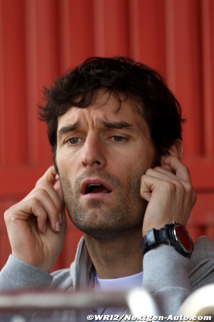 Марк Уэббер с заткнутыми ушами и открытым ртом на предсезонных тестах 2011 в Барселоне