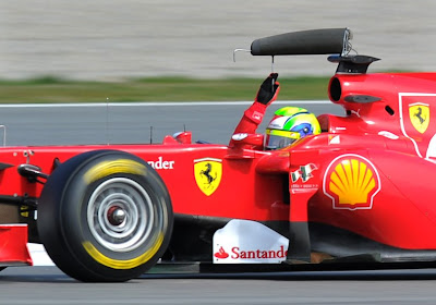 Фелипе Масса держит отваливающеюся антенну Ferrari на предсезонных тестах 2011 в Барселоне 9 марта 2011