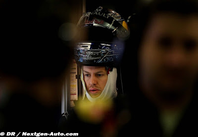 Себастьян Феттель со шлемом на голове на предсезонных тестах 2011 в Барселоне