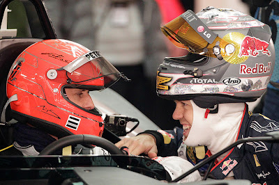 Себастьян Феттель подошел перед стартом к Михаэлю Шумахеру на Гонке чемпионов 2010