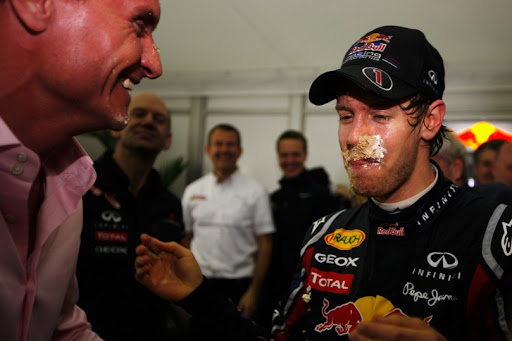 coulthard_vettel_cake_40th_aus11.jpg