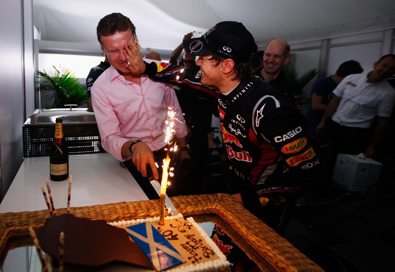 Себастьян Феттель намазывает Дэвида Култхарда тортом в честь его сорокалетия на Гран-при Австралии 2011